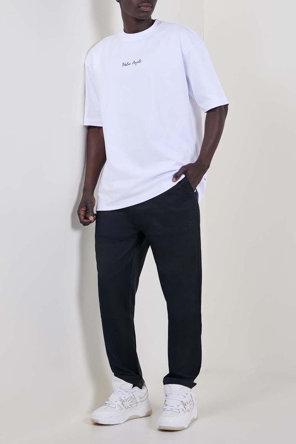 תמונת כל הלוק של מכנסיים ארוכים